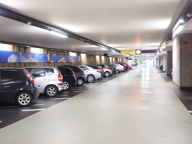 地下駐車場で車が満車になっている画像