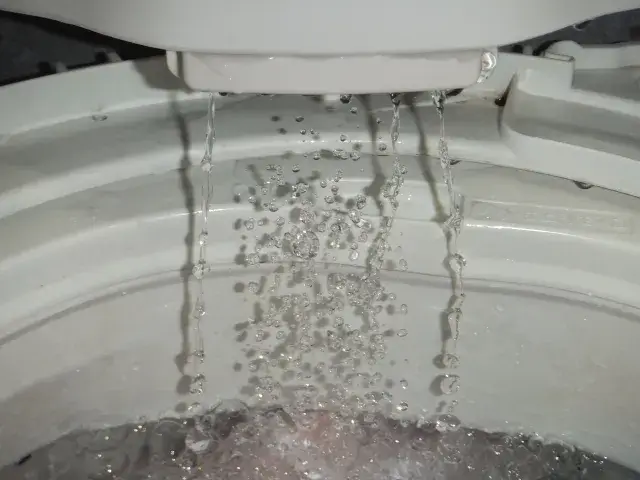洗濯機から水が出ている画像