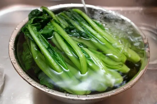 小松菜の味噌汁の苦味を下茹でなしで消す方法