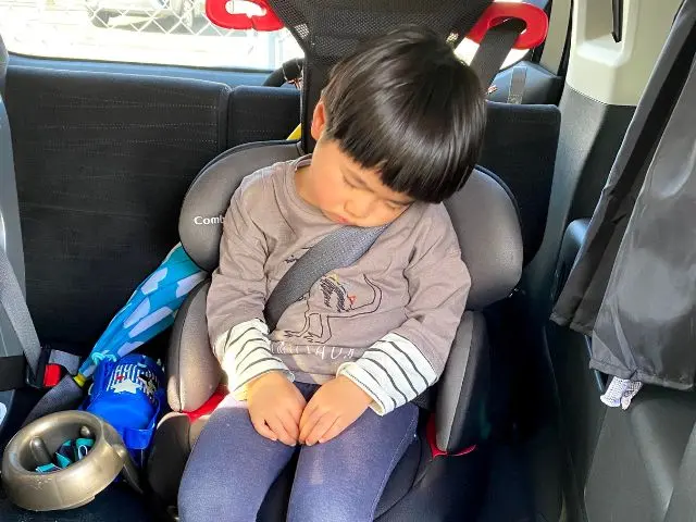 チャイルドシートで寝る子供