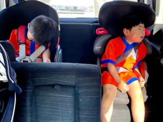 チャイルドシートで寝る子供たち