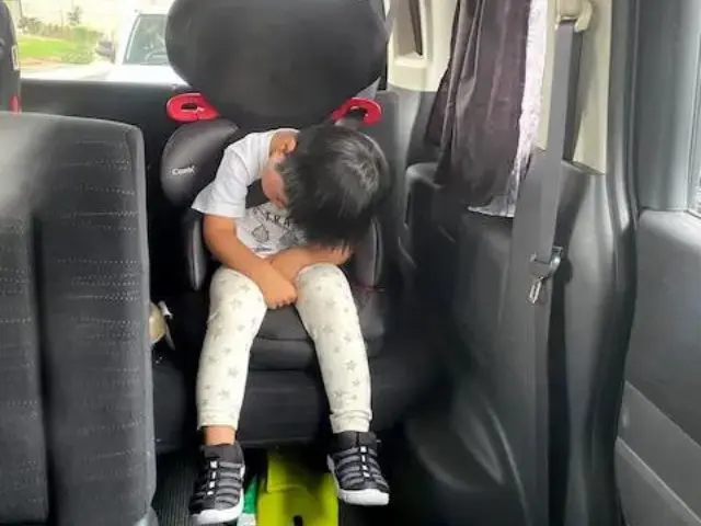 チャイルドシートで寝る子供