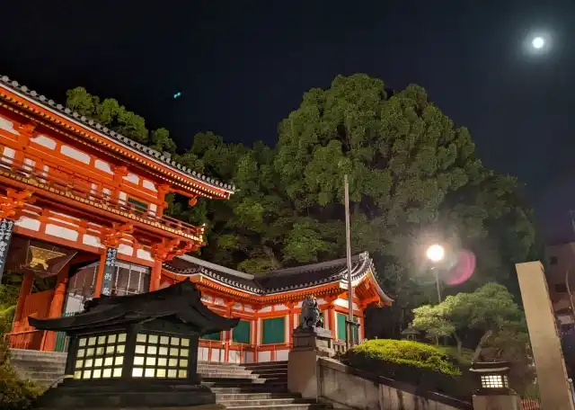 夜の神社の境内の画像
