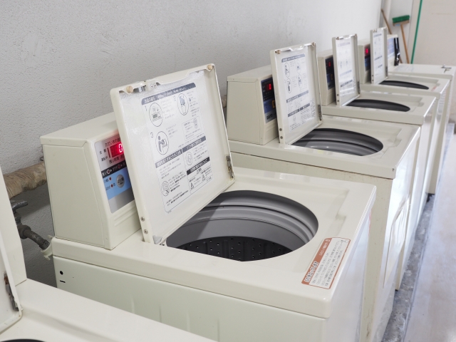 コインランドリーの縦型式洗濯機の画像

