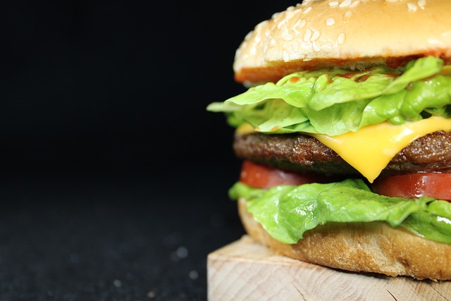 マクドナルドのハンバーガーがアップで写っている画像