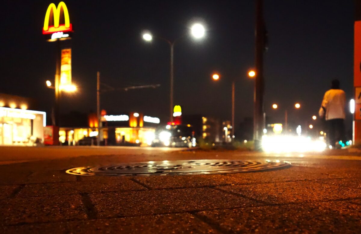 夜のマクドナルドの店舗の写真