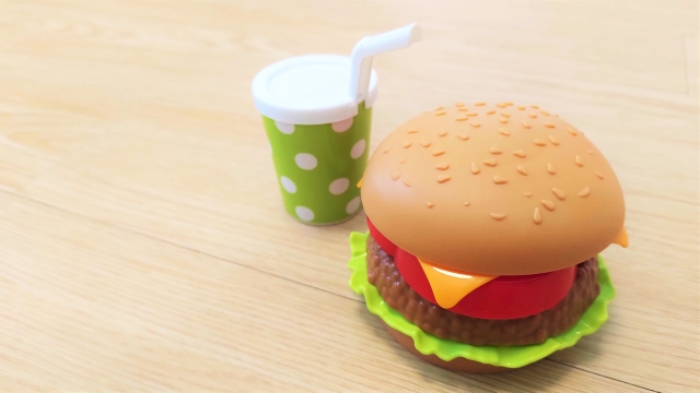 おもちゃのハンバーガーセットがテーブルにある画像
