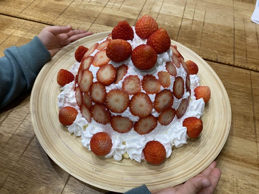 生クリームといちごの手作りケーキの画像