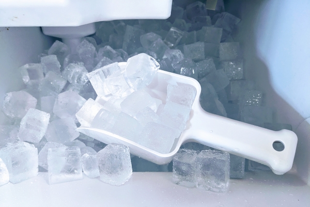 製氷機の中の氷の画像