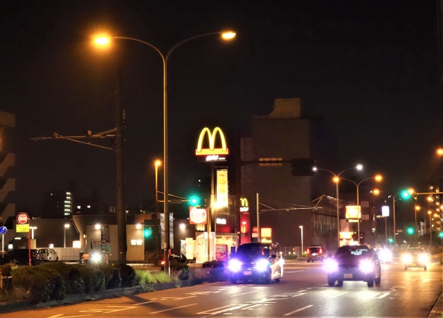 夜道にマクドナルドの看板の明かりがついている画像