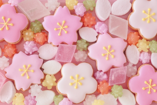 桜のアイシングクッキーと金平糖の画像