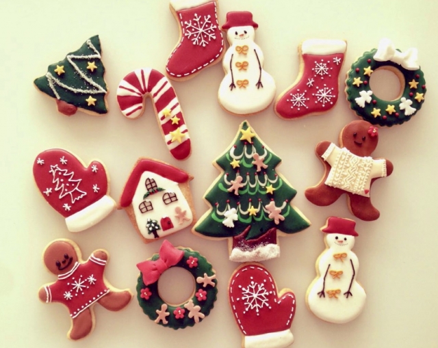 クリスマスデザインのアイシングクッキーの画像