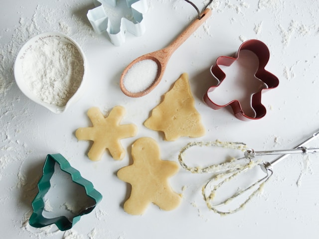 クッキー生地とクッキーを作る材料の画像