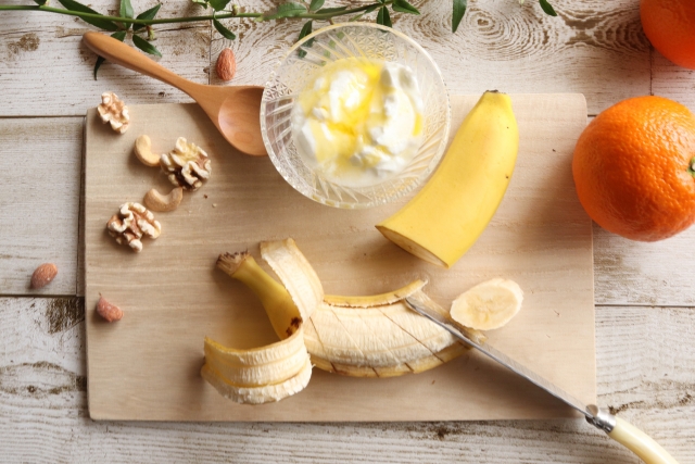 バナナなどの果物とヨーグルトの画像