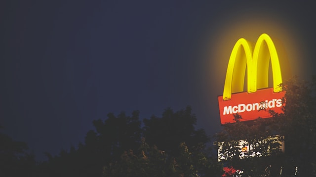 夜に光るマクドナルドの看板の画像
