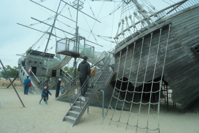 船の形をした大型遊具の画像