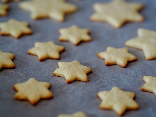 星形のクッキーが天板にたくさん並んでいる