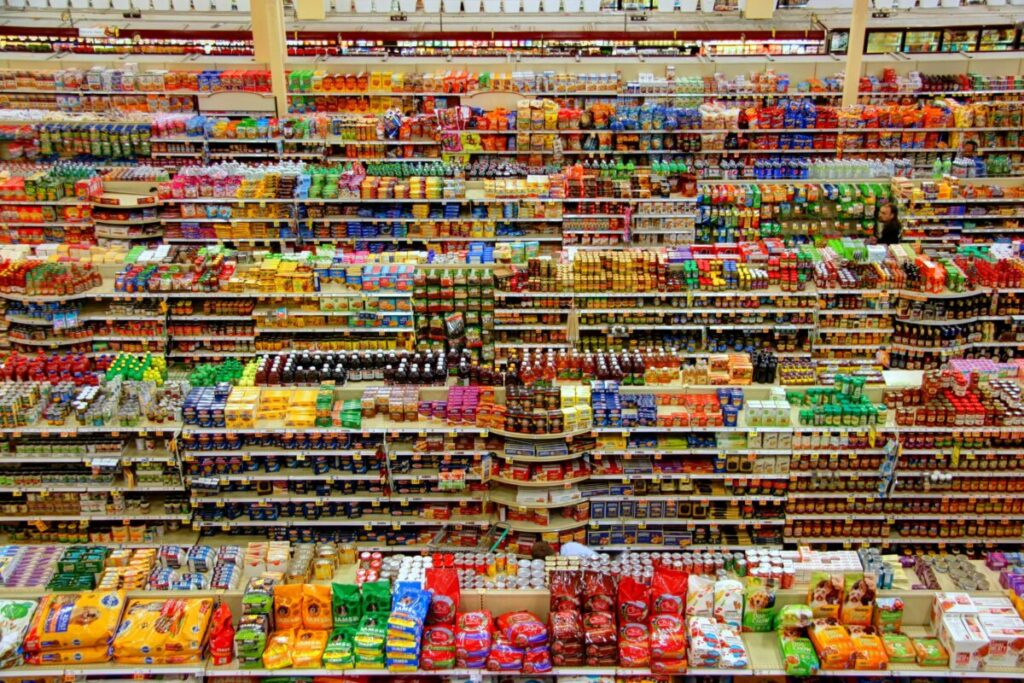 スーパーの商品棚が並んでいる