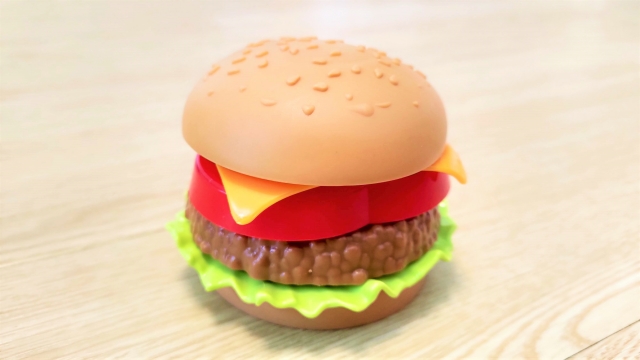 おもちゃのハンバーガーが机に置いてある画像
