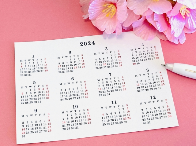 2024年のカレンダーと桜の花が写った画像