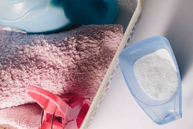粉末タイプの洗剤とタオルの画像