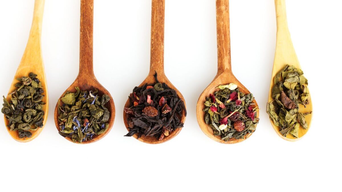 5種類の茶葉を木製のスプーンに入れて並べた画像